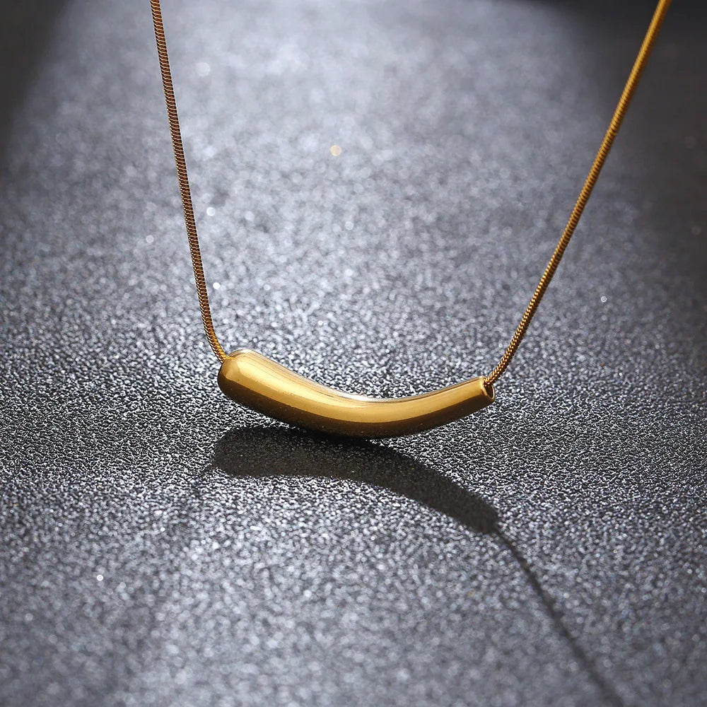 Halo Curve Necklace